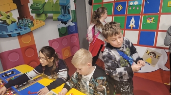 Dzieci budujące z klocków lego na wystawie 