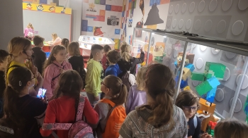 Dzieci oglądające wystawę z klocków 