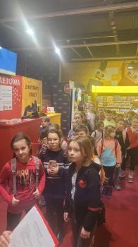 Dzieci zwiedzające wystawę z klocków lego w Gdańsku