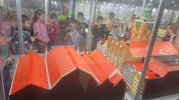Dzieci zwiedzające wystawę z klocków lego 