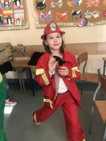Dziewczynka przebrana za strażaka 