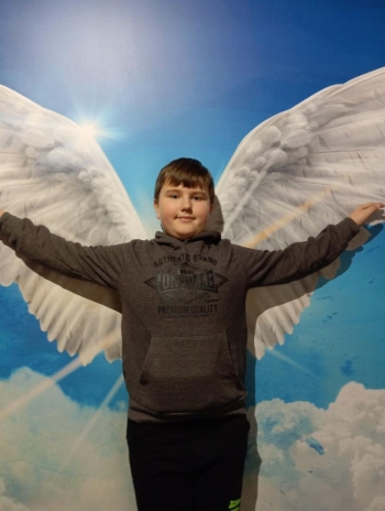 Chłopiec z obrazem 3d w tle ze skrzydłami 