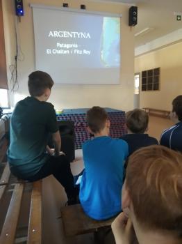 uczniowie oglądają prezentację o Ameryce Południowej1