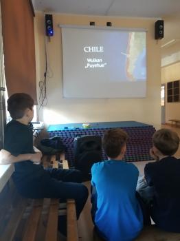 uczniowie oglądają prezentację o Ameryce Południowej3