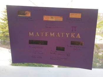 fioletowy plakat matematyka w piosenkach wisi na oknie