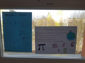 plakaty matematyka w piosenkach wiszące na oknie
