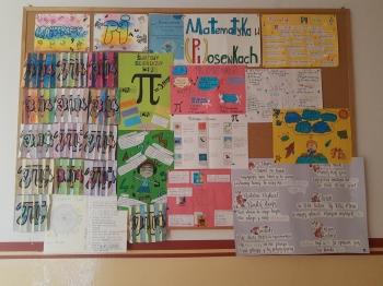 szkolna gazetka matematyczna z piagamographami oraz plakatami pokazującymi matematykę w piosenkach
