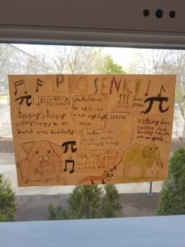 żółty plakat matematyka w piosenkach wisi na oknie