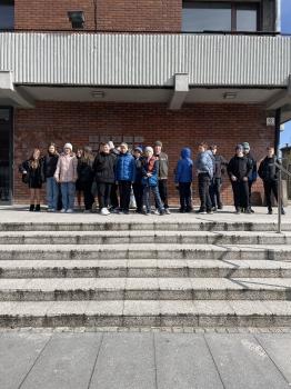 uczniowie przed teatrem NOT gdańsk