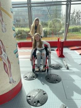 dwie uczennice sprawdzają jak jeździ się wózkiem inwalidzkim.JPG