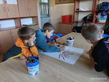 chłopcy pochyleni nad pracą