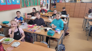Uczniowie przygotowujący śniadanie 