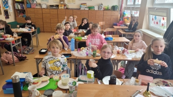 Uczniowie przygotowują zdrowe śniadanie