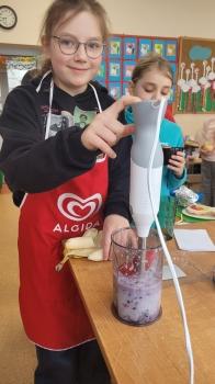 Uczennica robi smoothie 