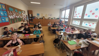 Dzieci podczas przygotowania zdrowego śniadania 