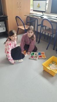 Dwie dziewczynki układają klocki 