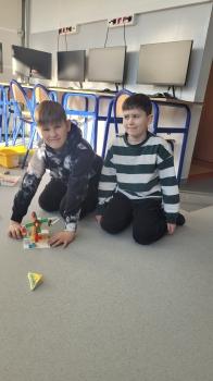 Chłopcy i klocki lego 