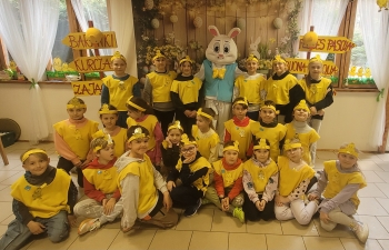 Uczniowe z zajączkiem