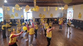 dzieci bawiące się balonami