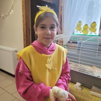 Uśmiechnięta dziewcznyka  z kurczaczkiem 