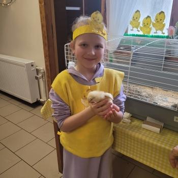 dziewczynka z kurczaczkiem z rękach