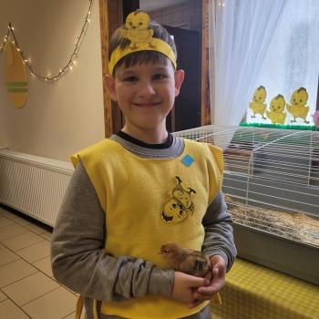 Uśmiechnięty chłopiec kurczaczkiem