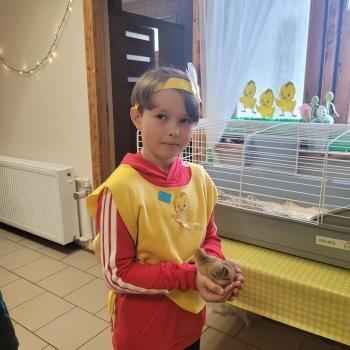  chłopiec żółtym kurczaczkiem