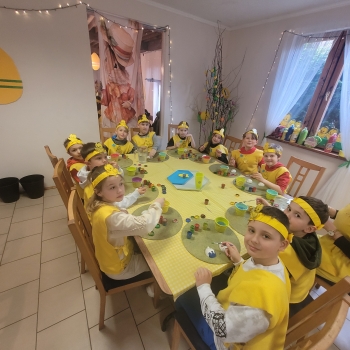 Grupa siedząca przy stole