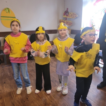 Bawiące się wspólnie dzieci