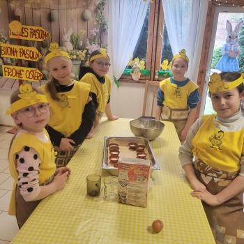 Dzieci robiące babeczki 