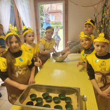 Uczniowie przy stole