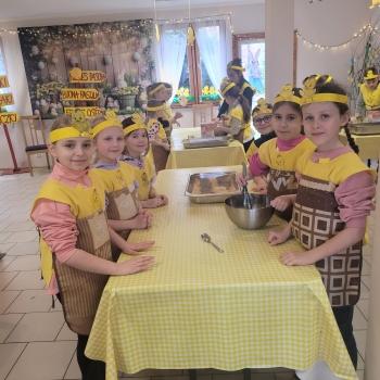 Dziewczynki przy stole