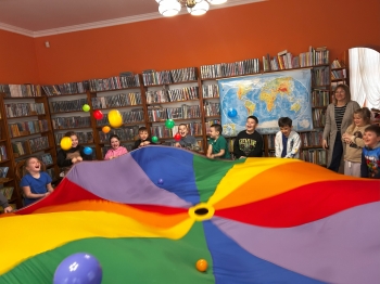 Uczniowie podczas zabaw integracyjnych z chustą animacyjną