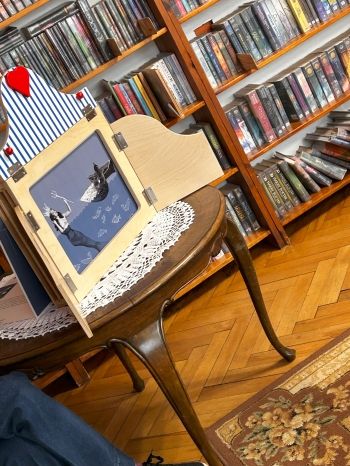 Uczniowie z zaciekawieniem oglądają teatrzyk kamishibai