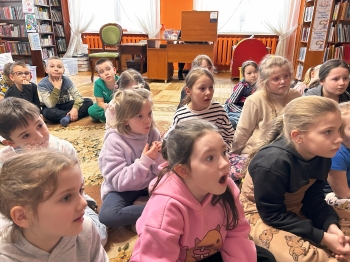 Uczniowie z zaciekawieniem oglądają teatrzyk kamishibai