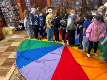 Uczniowie podczas zabaw integracyjnych z chustą animacyjną