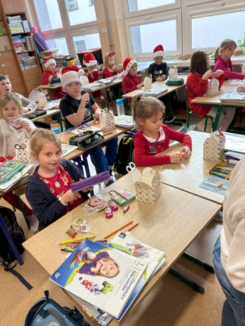 Dzieci z upominkami od Mikołaja