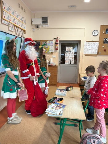 Szkolny Mikołaj z upominkami