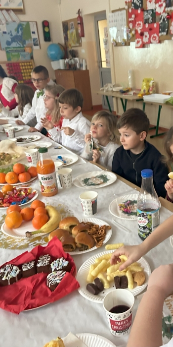 Dzieci podczas klasowej Wigilii