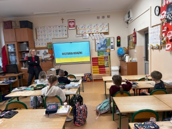 Uczniowie podczas zajęć o tym, jak powstała książka