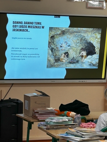 Uczniowie podczas zajęć o tym, jak powstała książka