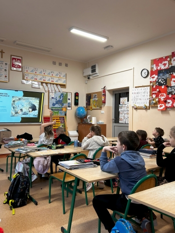 Uczniowie podczas zajęć o tym, jak powstała książka