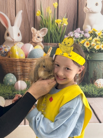 Uczennica z króliczkiem