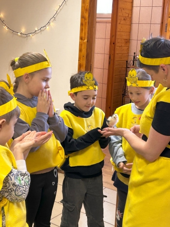 Uczniowie z kurczaczkiem