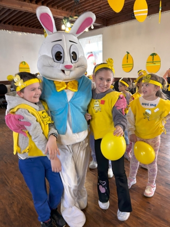 Uczniowie z zajączkiem