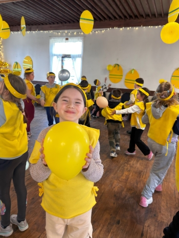 Zabawy integracyjne w Osadzie Wielkanocnej z balonami