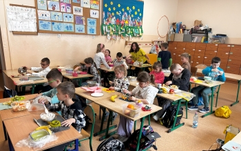 Uczniowie i uczennice przygotowują zdrowe śniadanie3