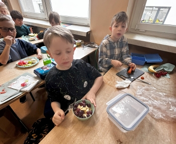 Uczniowie i uczennice przygotowują zdrowe śniadanie2