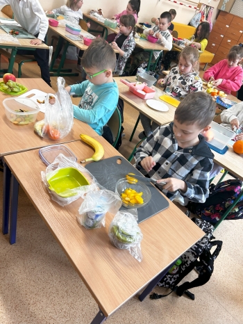 Uczniowie i uczennice przygotowują zdrowe śniadanie5