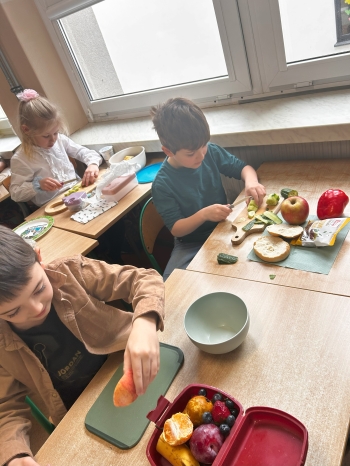 Uczniowie i uczennice przygotowują zdrowe śniadanie